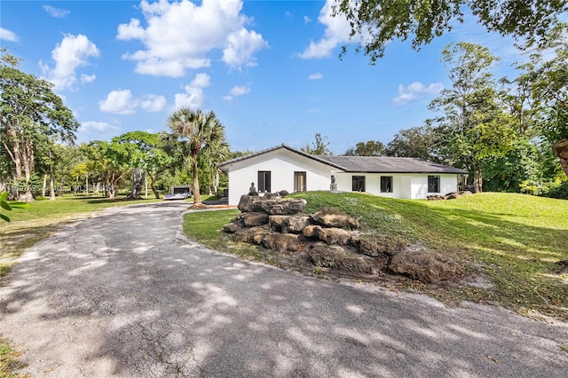 view of front of home featuring a front lawn