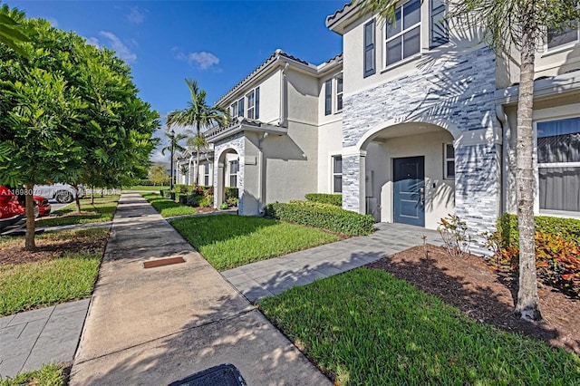 view of front facade featuring a front lawn