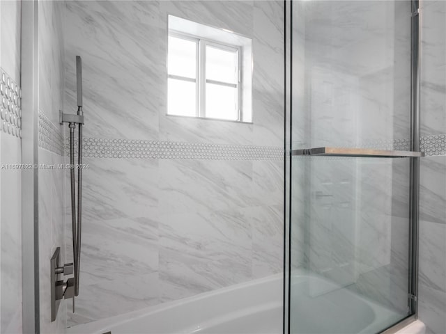 bathroom with enclosed tub / shower combo