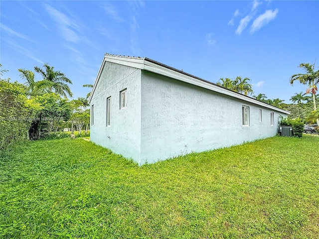 view of side of property featuring a yard