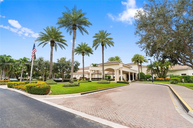 view of front of property featuring a front yard