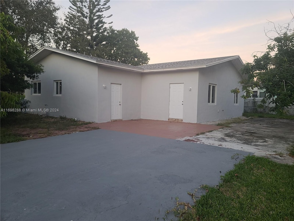 view of front of property featuring a patio area