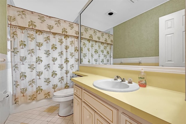 full bathroom featuring tile patterned floors, shower / bath combo with shower curtain, vanity, and toilet