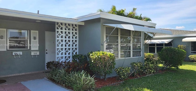 property entrance featuring a yard