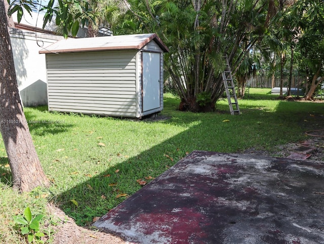 view of yard with a shed