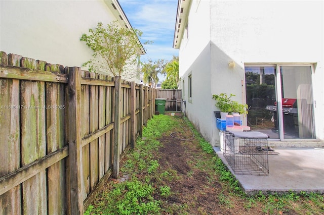 view of yard featuring a patio area