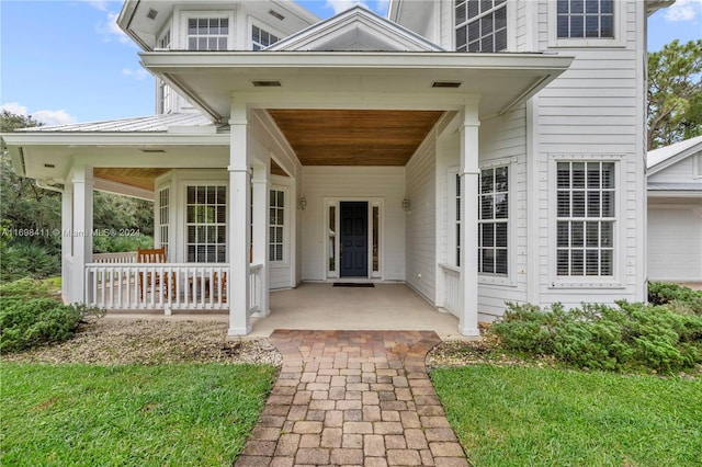 entrance to property featuring covered porch