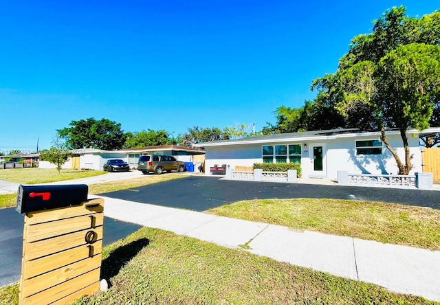 view of front facade with a front yard