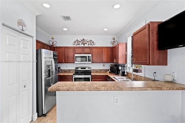 kitchen with kitchen peninsula, stainless steel appliances, crown molding, sink, and light hardwood / wood-style flooring