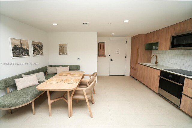 dining area featuring sink and breakfast area