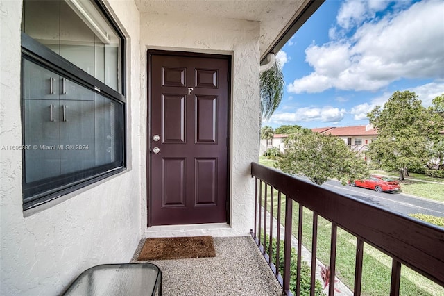 property entrance featuring a balcony