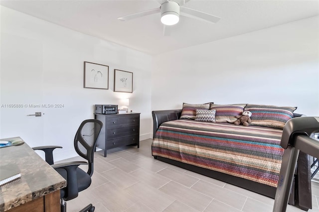 bedroom with ceiling fan