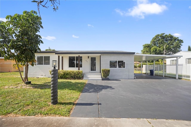 view of front of home featuring a front yard and a carport