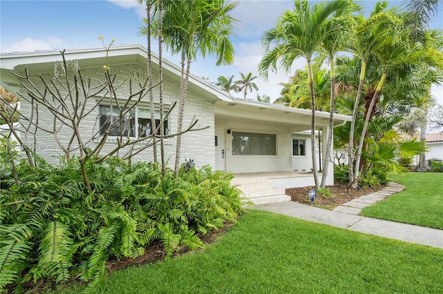 view of front facade featuring a front yard