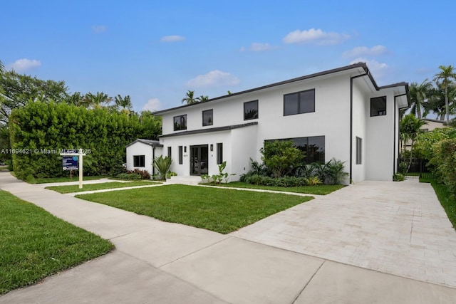 view of front of house featuring a front yard