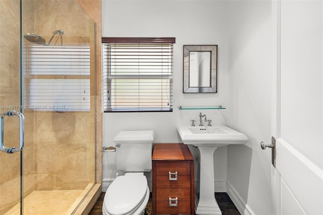 bathroom featuring toilet and tiled shower