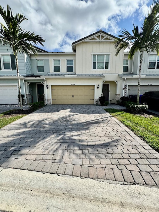 view of front facade featuring a garage