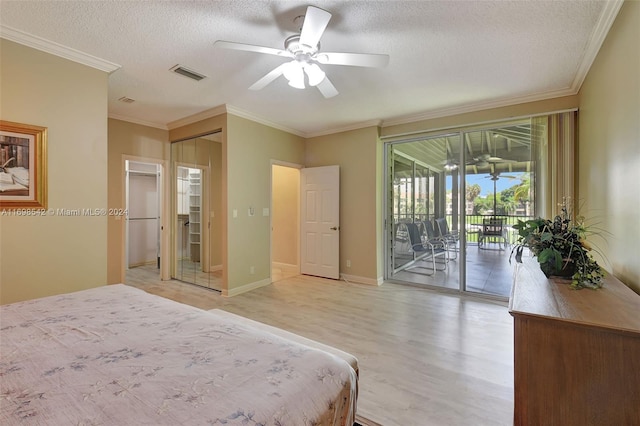 bedroom featuring access to outside, ceiling fan, a textured ceiling, light hardwood / wood-style floors, and a closet