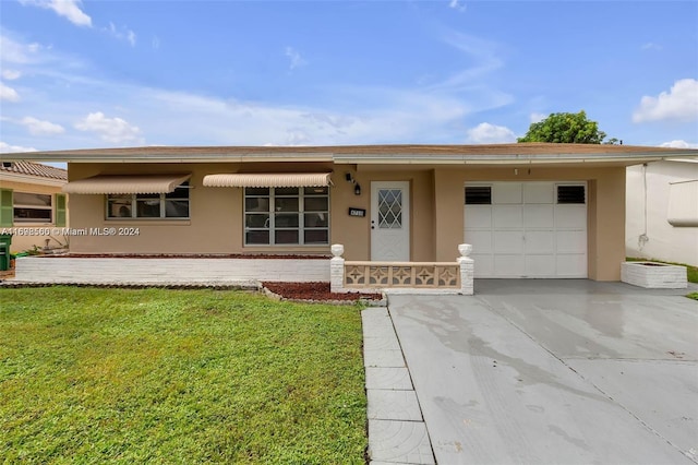 view of front facade featuring a front lawn and a garage