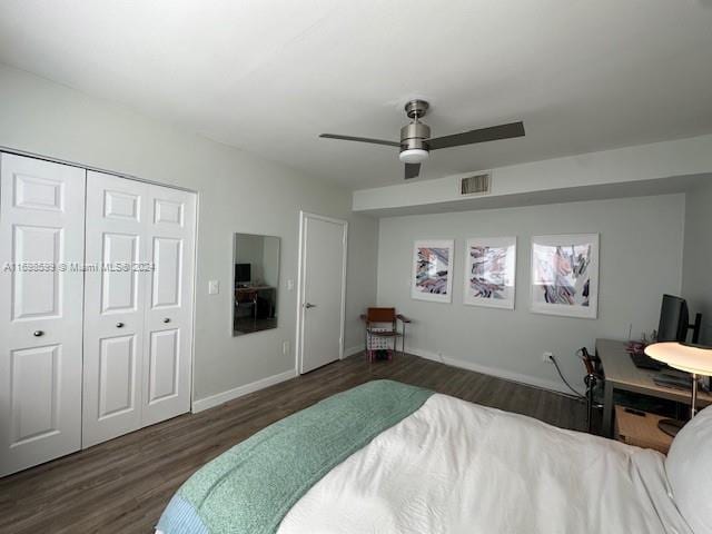 bedroom featuring ceiling fan, dark wood-type flooring, and a closet