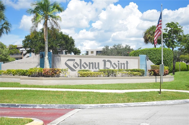 community sign with a lawn