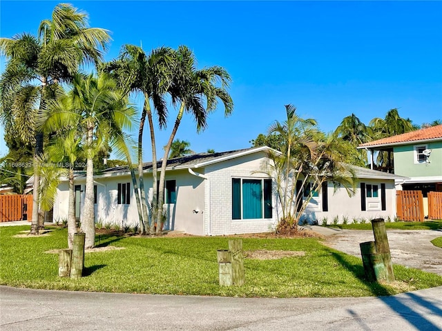 view of front of house featuring a front lawn