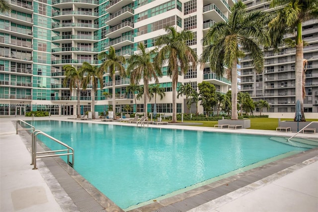 view of swimming pool