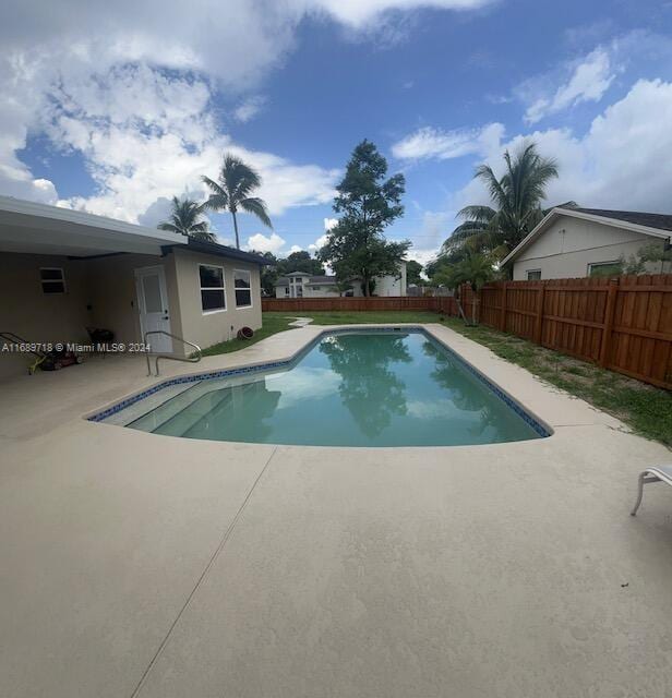 view of swimming pool featuring a patio