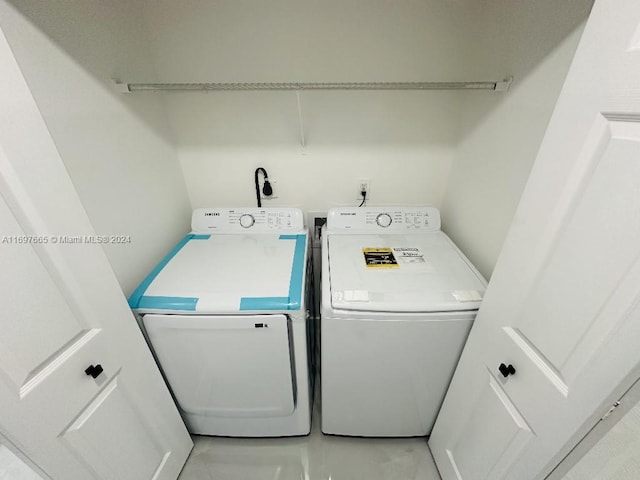 laundry room with washing machine and dryer