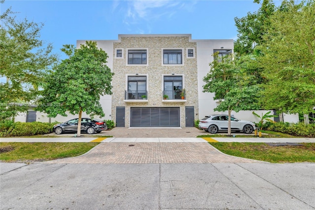 view of front facade featuring a garage