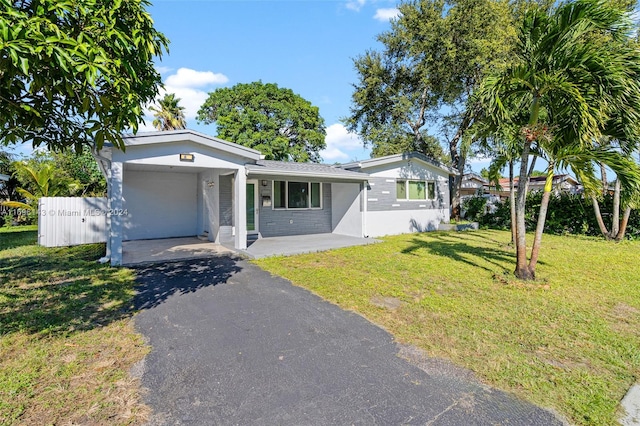 ranch-style house featuring a front lawn