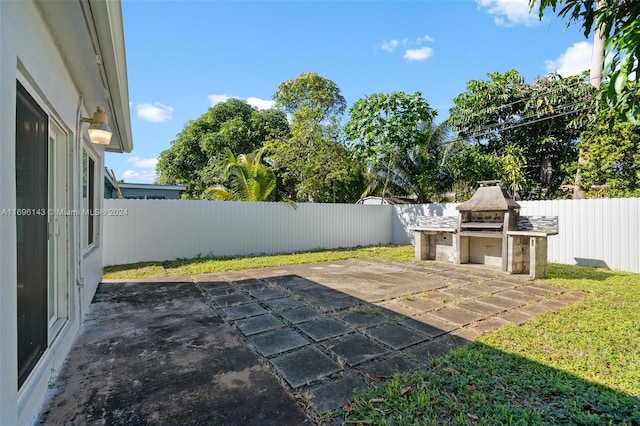 view of patio featuring an outdoor kitchen