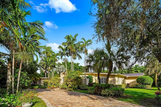 view of front of property with a front yard