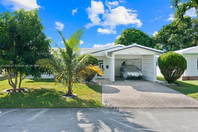 view of front of house featuring a carport and a front lawn