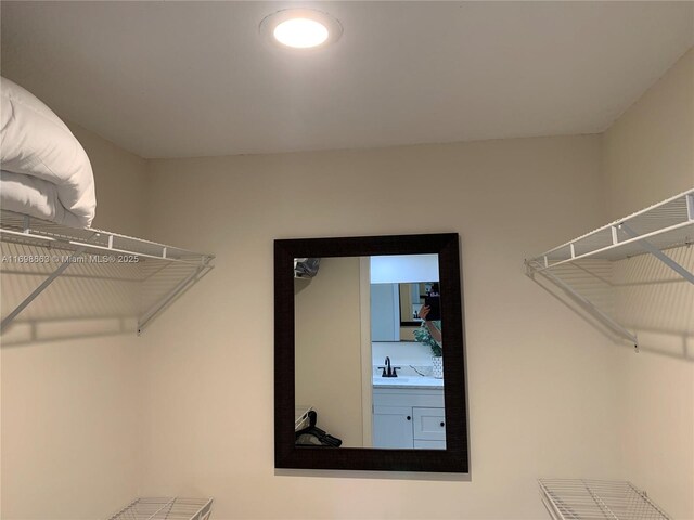 bathroom featuring a tile shower and toilet