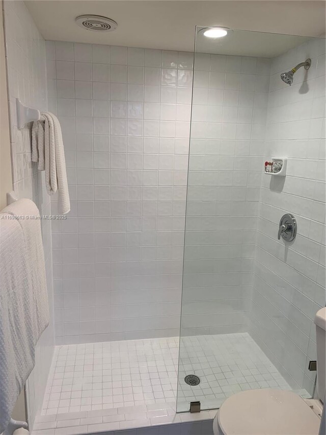 bathroom featuring a tile shower