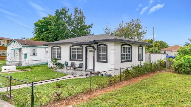 view of front of property with a front yard