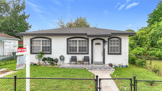 view of front of house featuring a front lawn