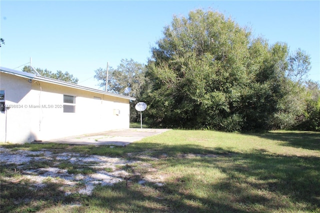 view of yard with a patio