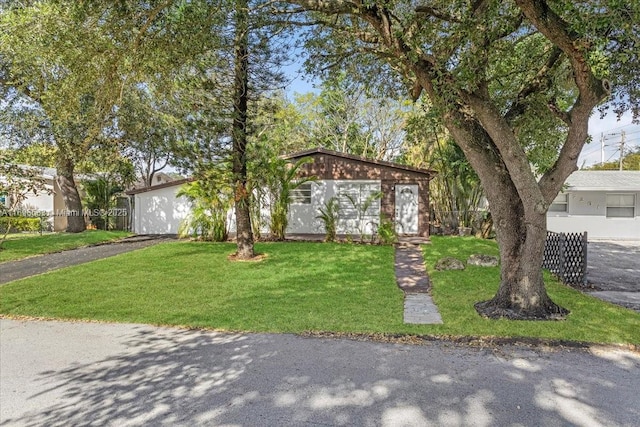 view of front facade with a front lawn