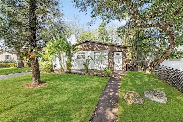 view of front facade featuring a front yard