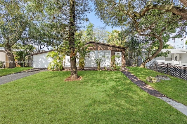 ranch-style house featuring a front yard