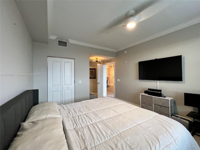 bedroom featuring ceiling fan, ornamental molding, and a closet