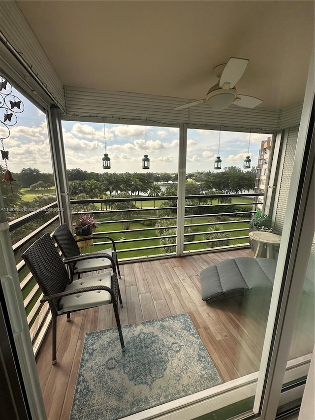 sunroom with ceiling fan