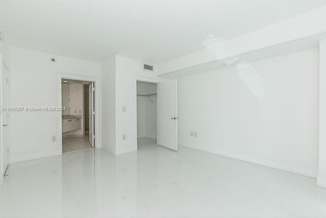 500 Brickell Ave Unit 2910, Miami, FL 33131 - unfurnished bedroom featuring ensuite bath and a closet