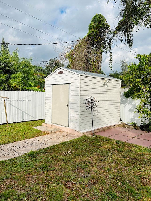 view of outbuilding with a yard