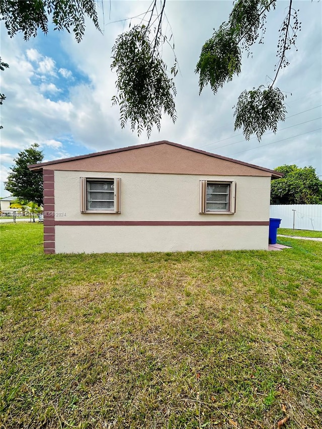 view of side of property featuring a lawn