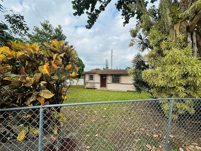 view of front of property with a front yard