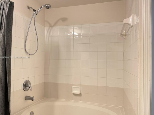 bathroom featuring tiled shower / bath