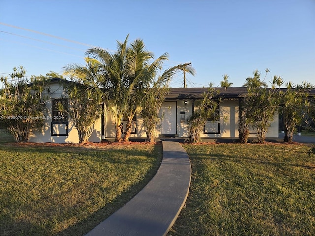 view of front facade featuring a front yard